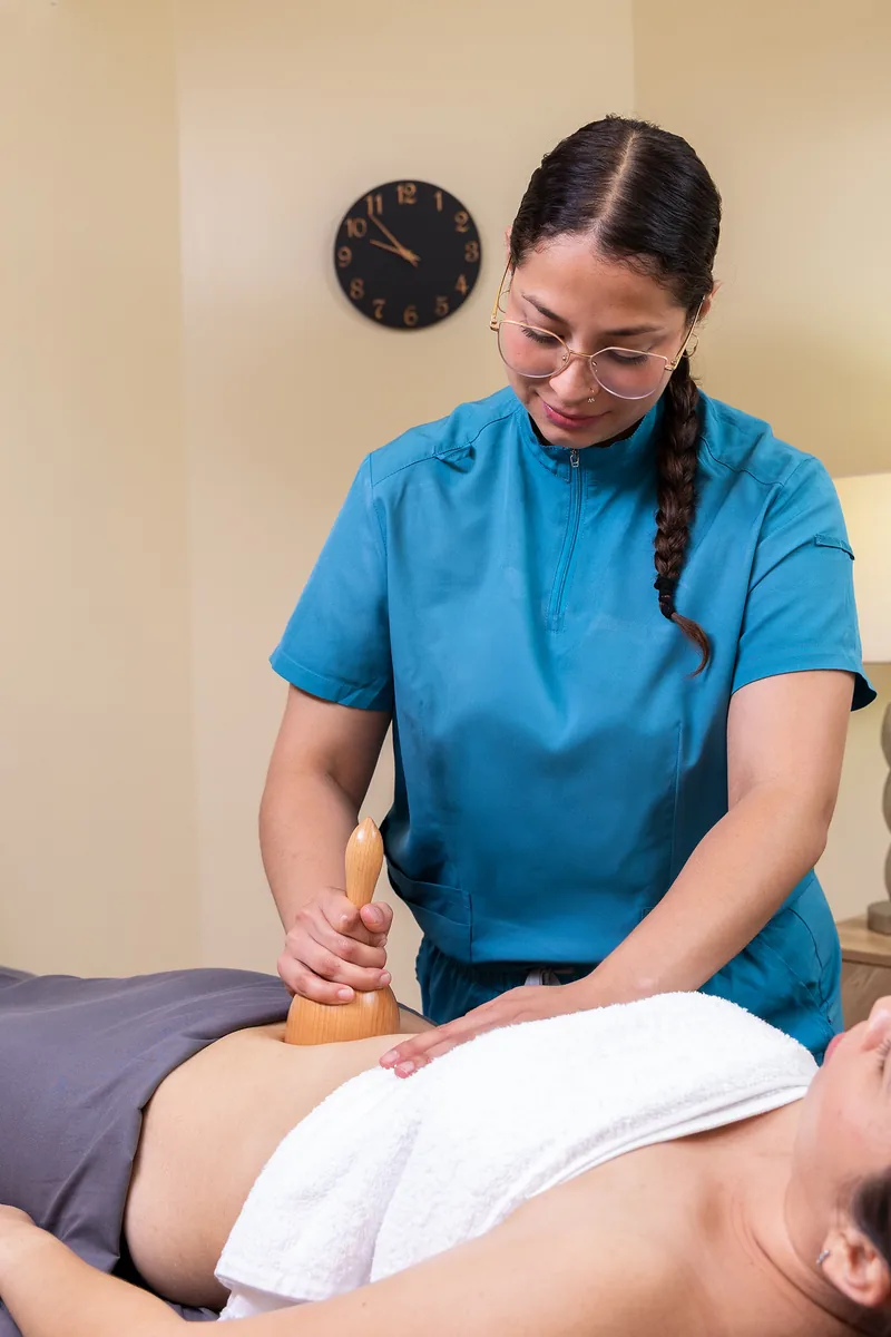 Profesional de Luminara realizando terapia corporal