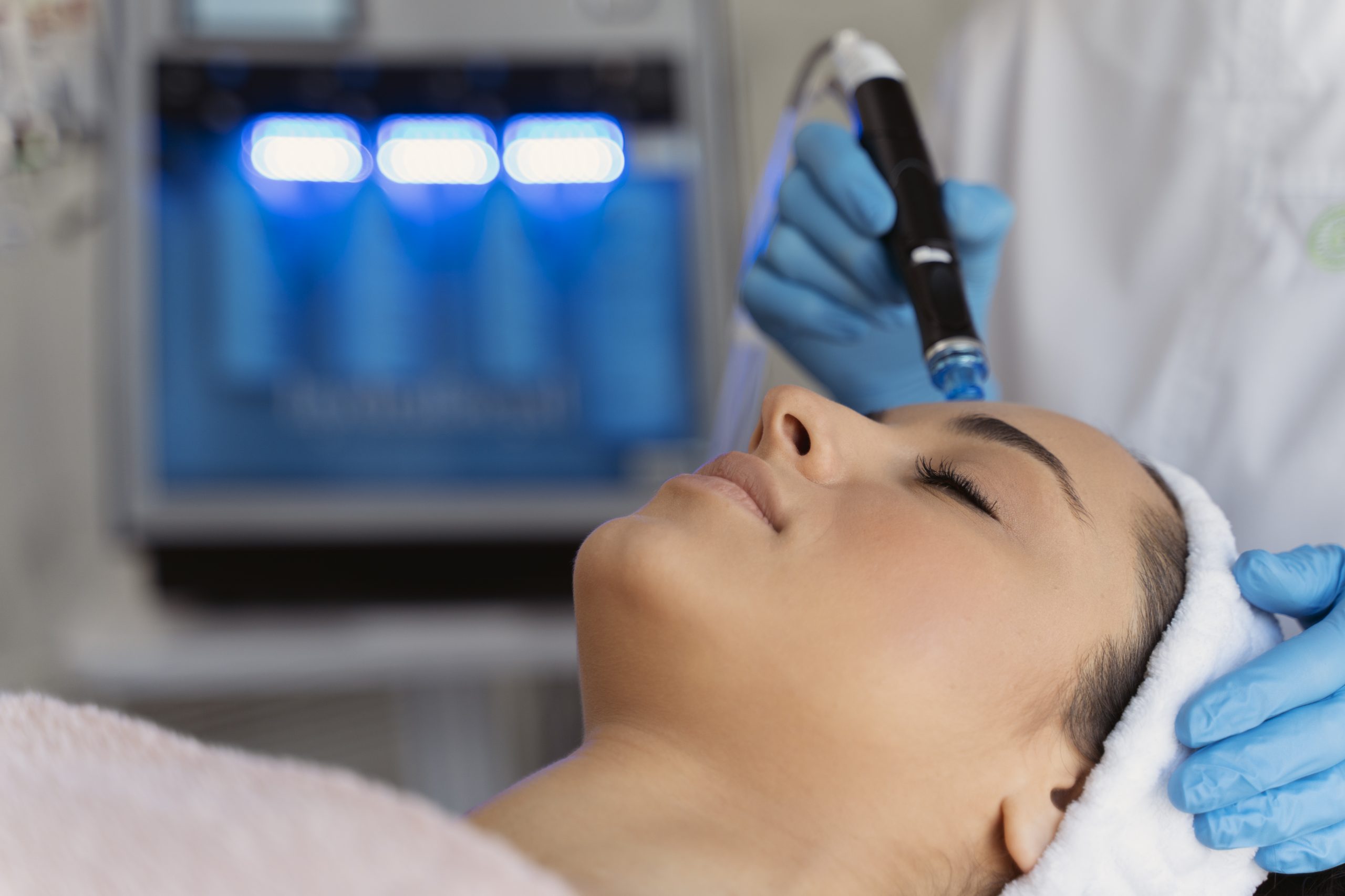 Luminara provider guiding a client through STYKU 3D body analysis