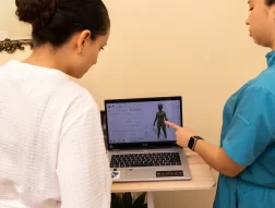 Luminara provider guiding a client through STYKU 3D body analysis